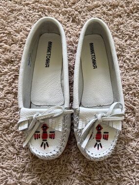 Minnetonka Thunderbird II Hardsole Leather White Beaded Moccasins | 6.5 W